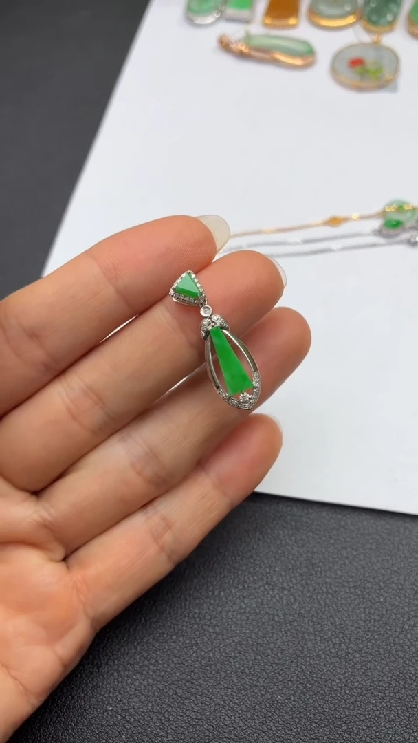 颈饰18K金镶嵌翡翠天然翡翠A货