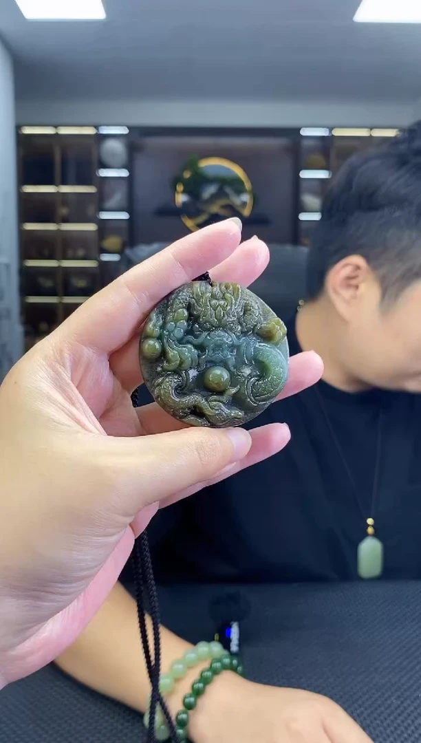 颈饰未镶嵌和田玉龙牌吊坠