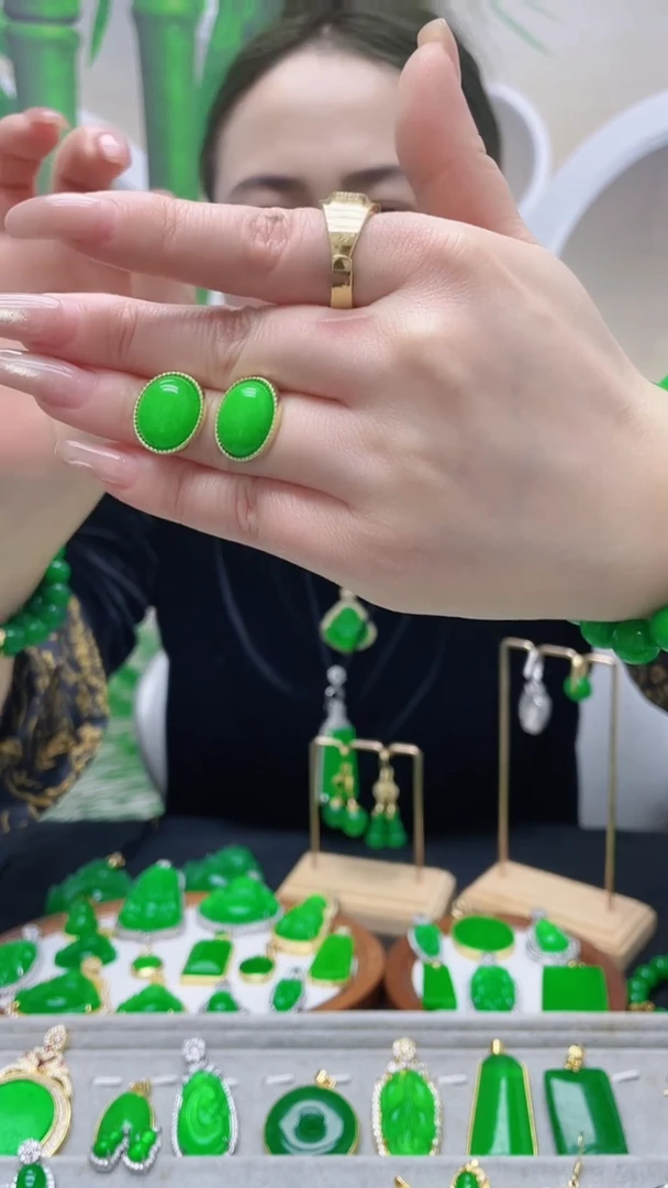 14K金镶嵌翡翠耳饰椭圆耳钉