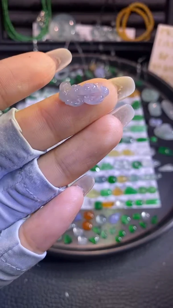 翡翠挂件未镶嵌花