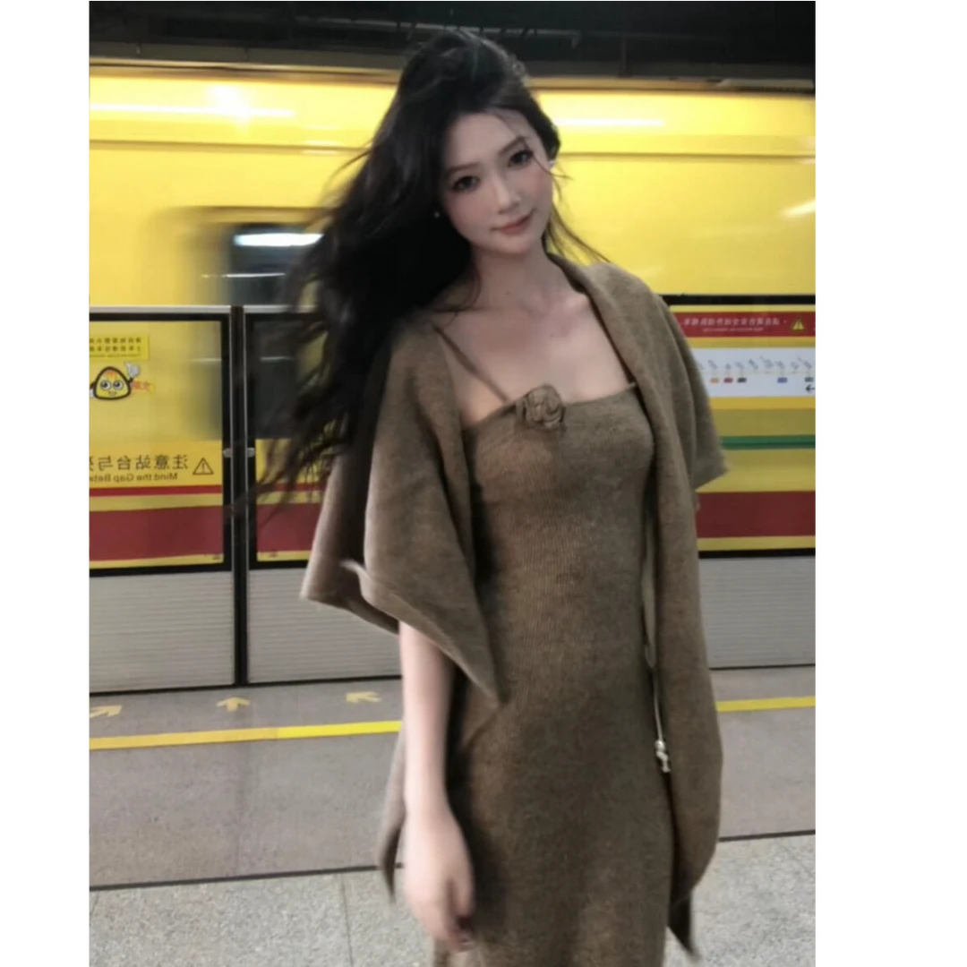 2025秋季新款韩系松弛感气质纯欲风披肩内搭修身显瘦包臀连衣裙女