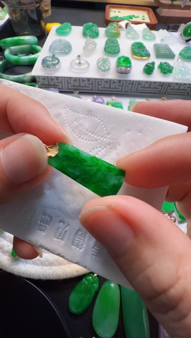 翡翠18K金镶嵌吊坠(不含链)6801