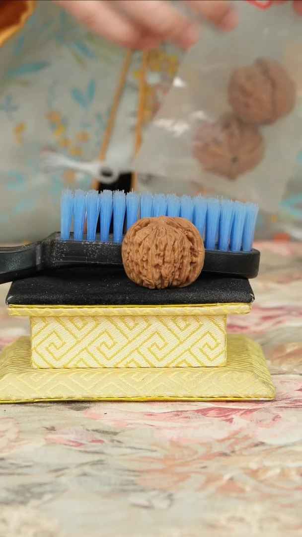 【闪购商品】文玩核桃把件一只核桃送一把刷子