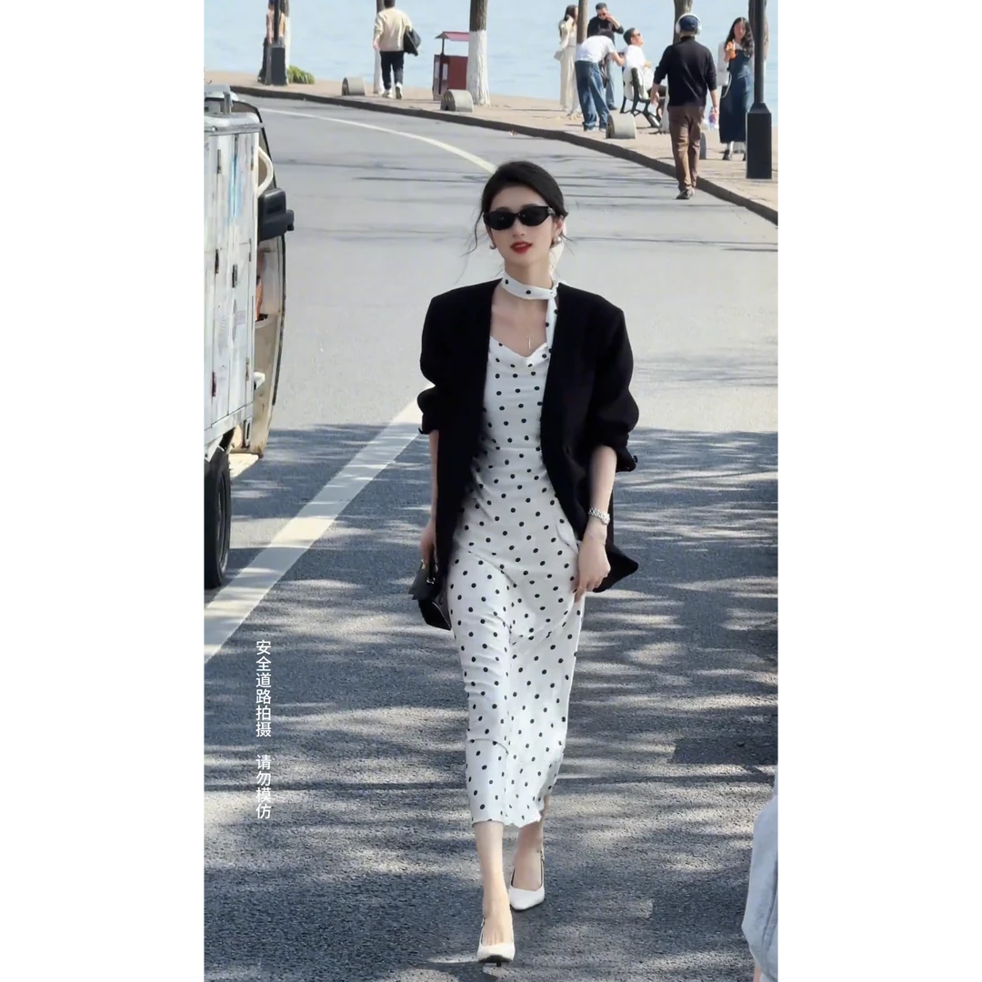 2025春夏新款韩式宽松气质宽松西装外套搭波点吊带背心连衣裙套装