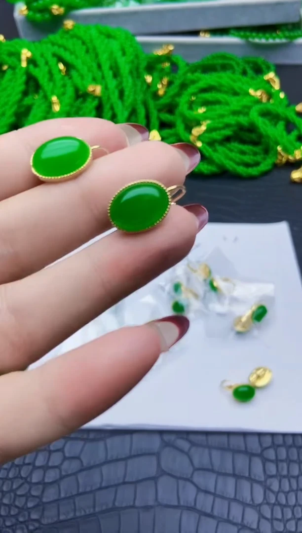 14K金镶嵌翡翠耳饰包边蛋面耳钩