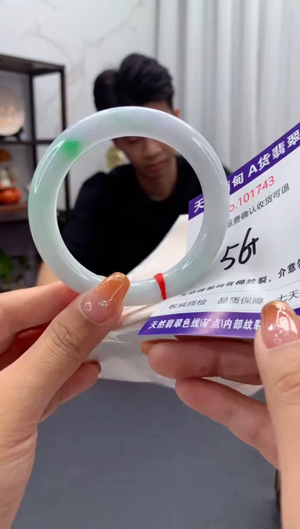 未镶嵌手镯翡翠有纹，完美者勿拍