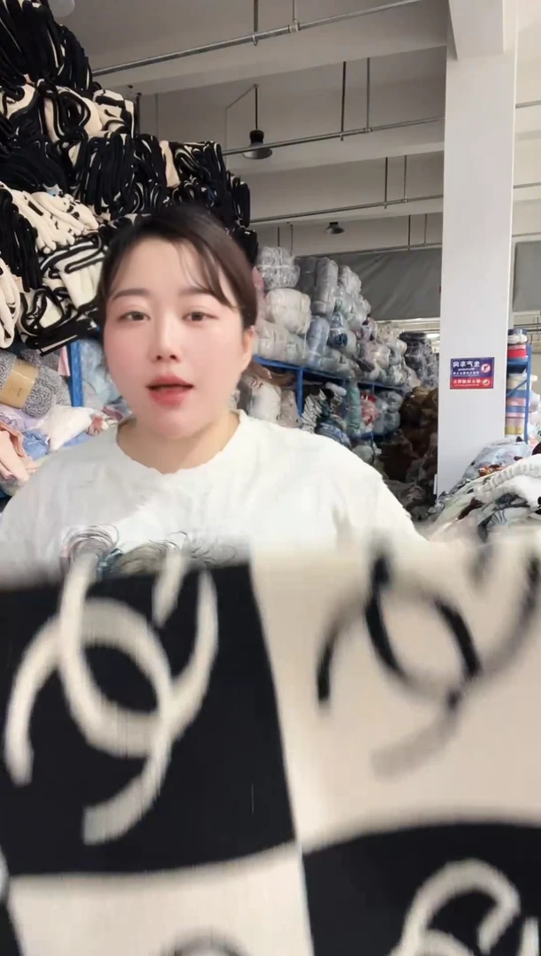 混纺主播手上展示的产品