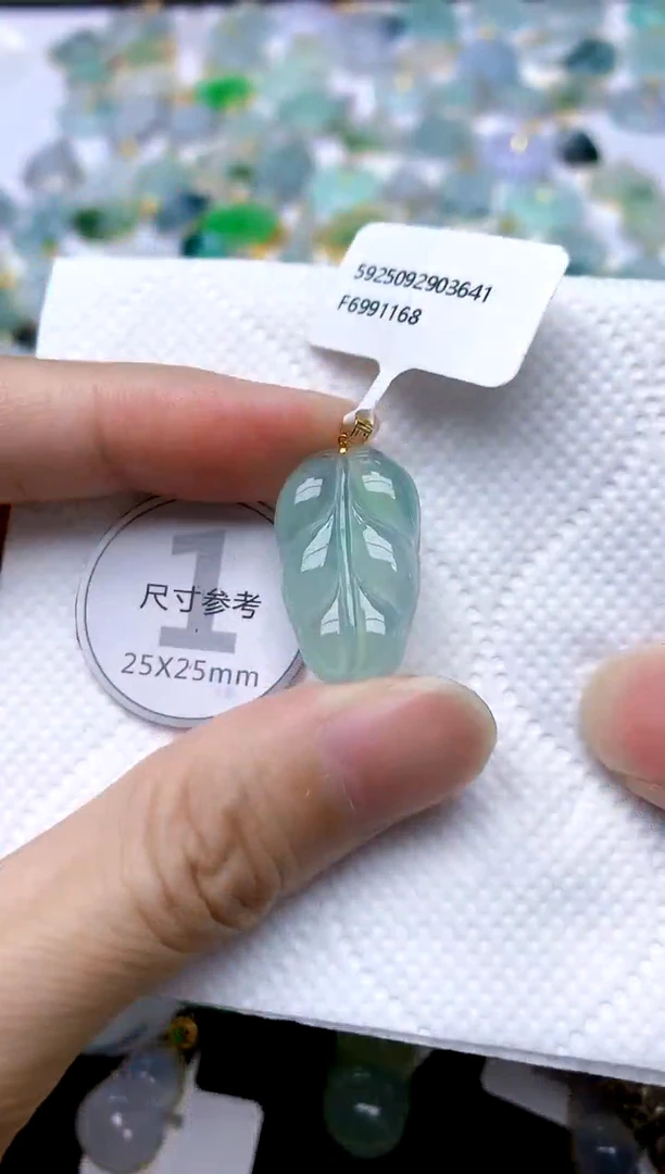 颈饰18K金镶嵌翡翠天然A货翡翠