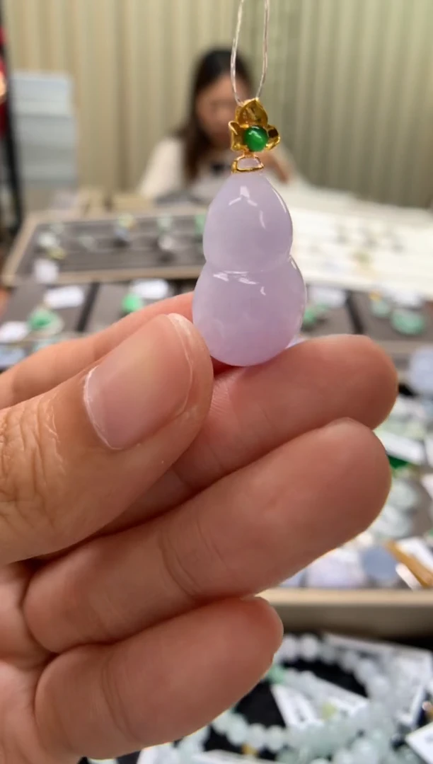 翡翠18K金镶嵌颈饰葫芦
