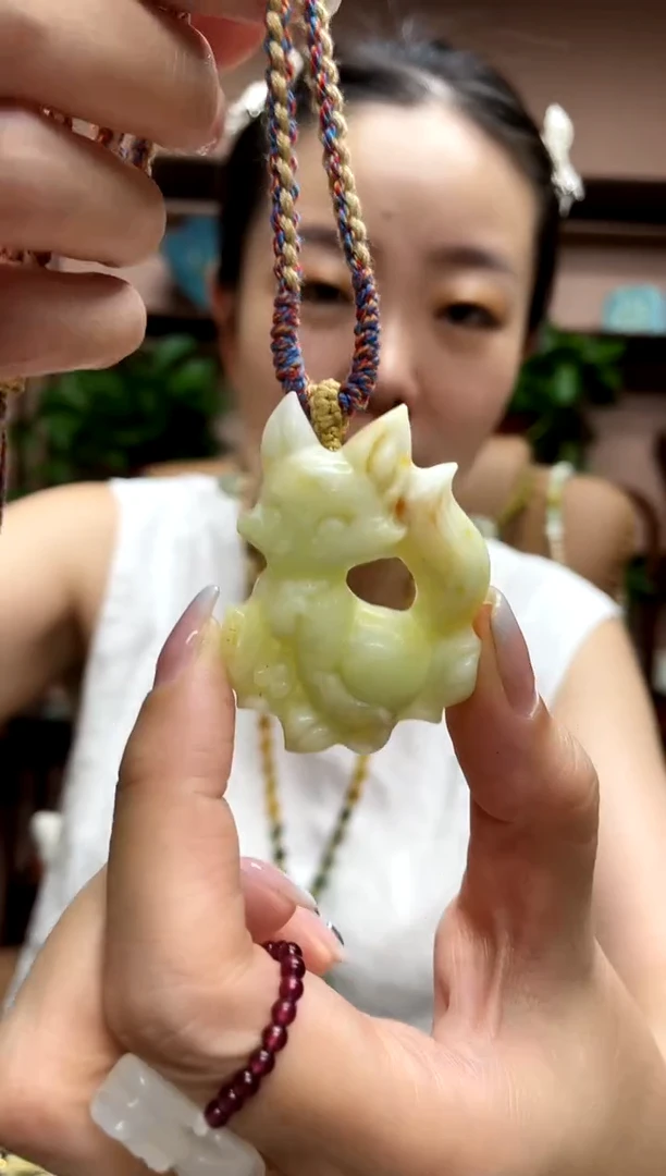 岫玉未镶嵌吊坠·