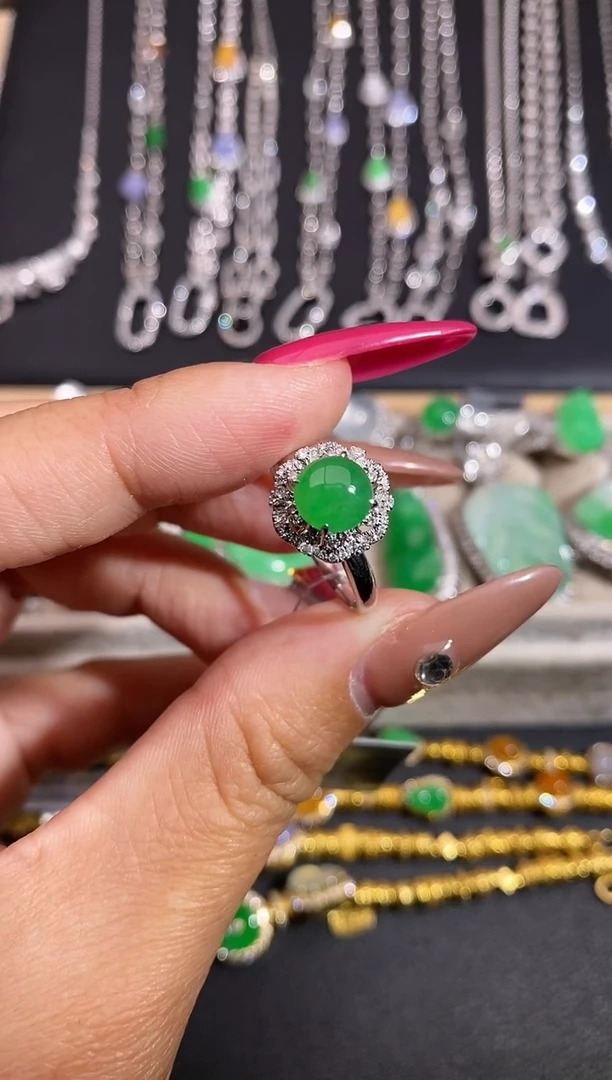 颈饰18K金镶嵌翡翠戒指