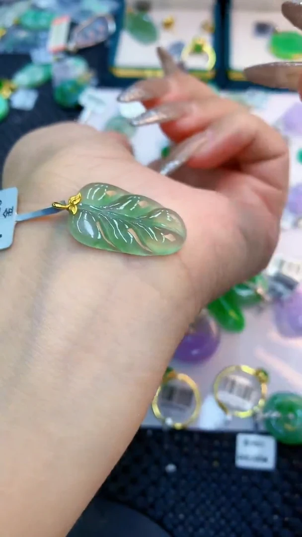 颈饰18K金镶嵌翡翠1