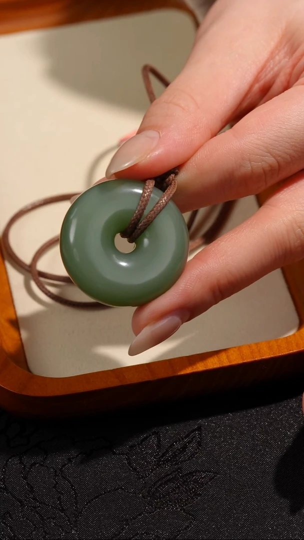 吊坠(不含链)未镶嵌和田玉（碧玉）和田玉粉青平安扣 约27.48g