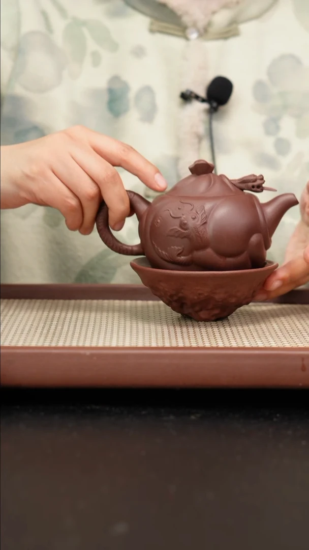 【闪购商品】紫砂茶壶底曹清鱼化龙260