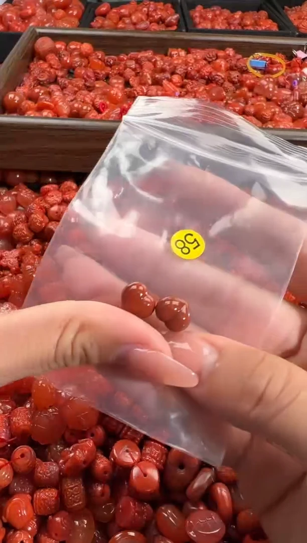 南红玛瑙未镶嵌颈饰1