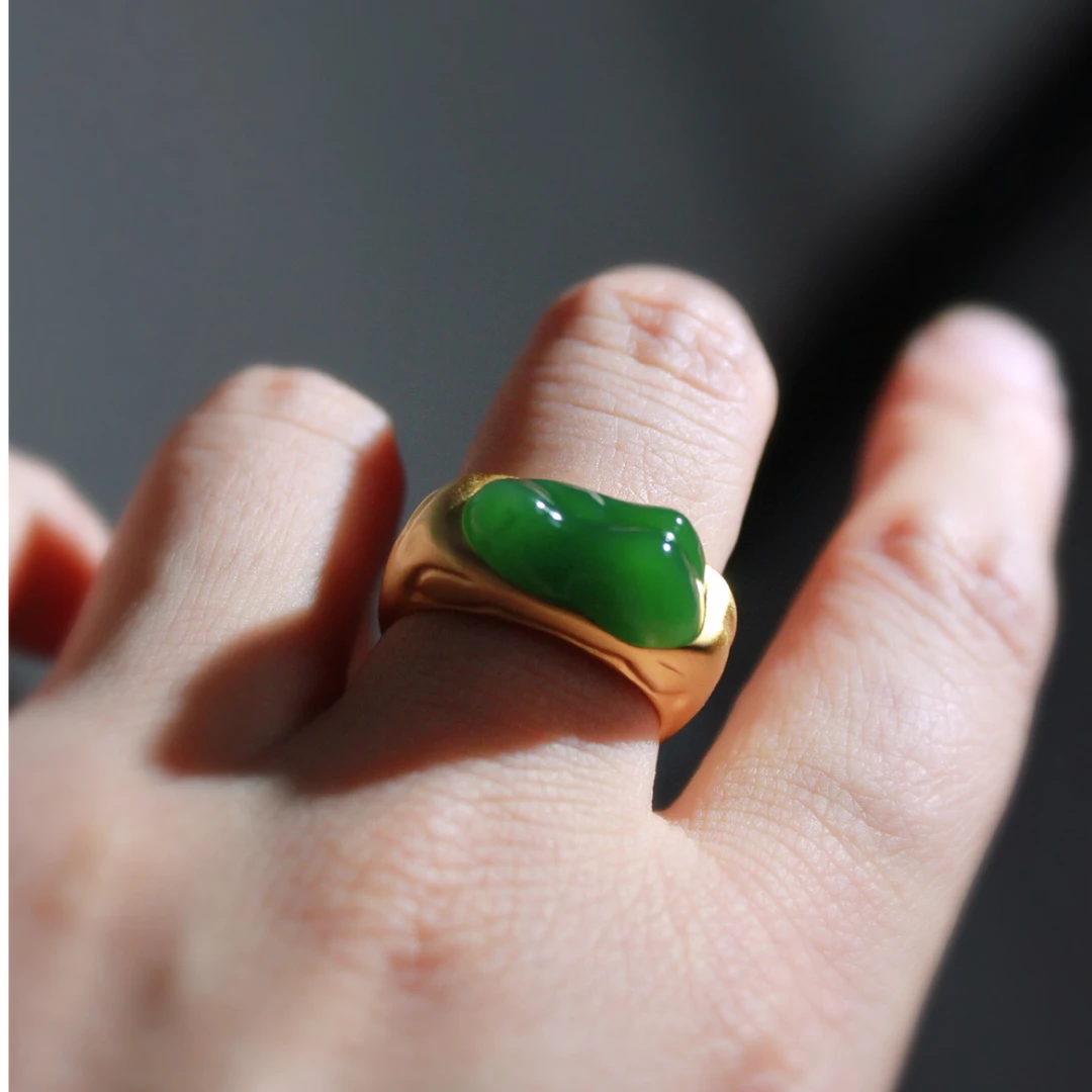 【岚溪】——碧玉阳绿戒指——见青山，我见青山多妩媚，料青山见我应如是