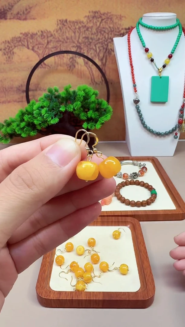 14K金镶嵌蜜蜡耳饰E01