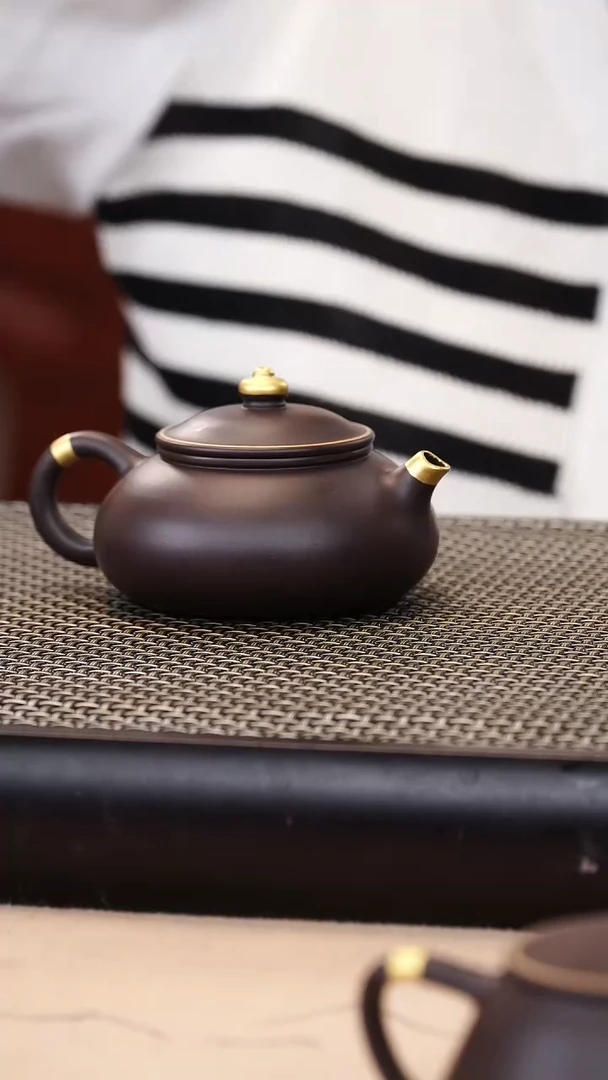 茶壶紫砂四号井茄皮紫泥描金寒江130cc
