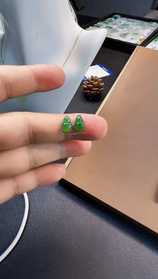 裸石翡翠冰丽01绿葫芦一对9.6*5.9*3