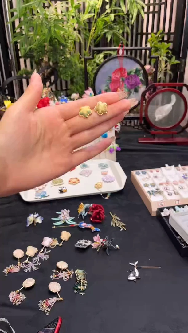 织绣是**吖非遗苏绣手工饰品