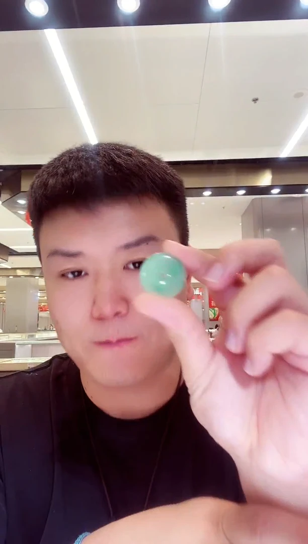 未镶嵌石英质玉（非洲翠）耳钉耳钉