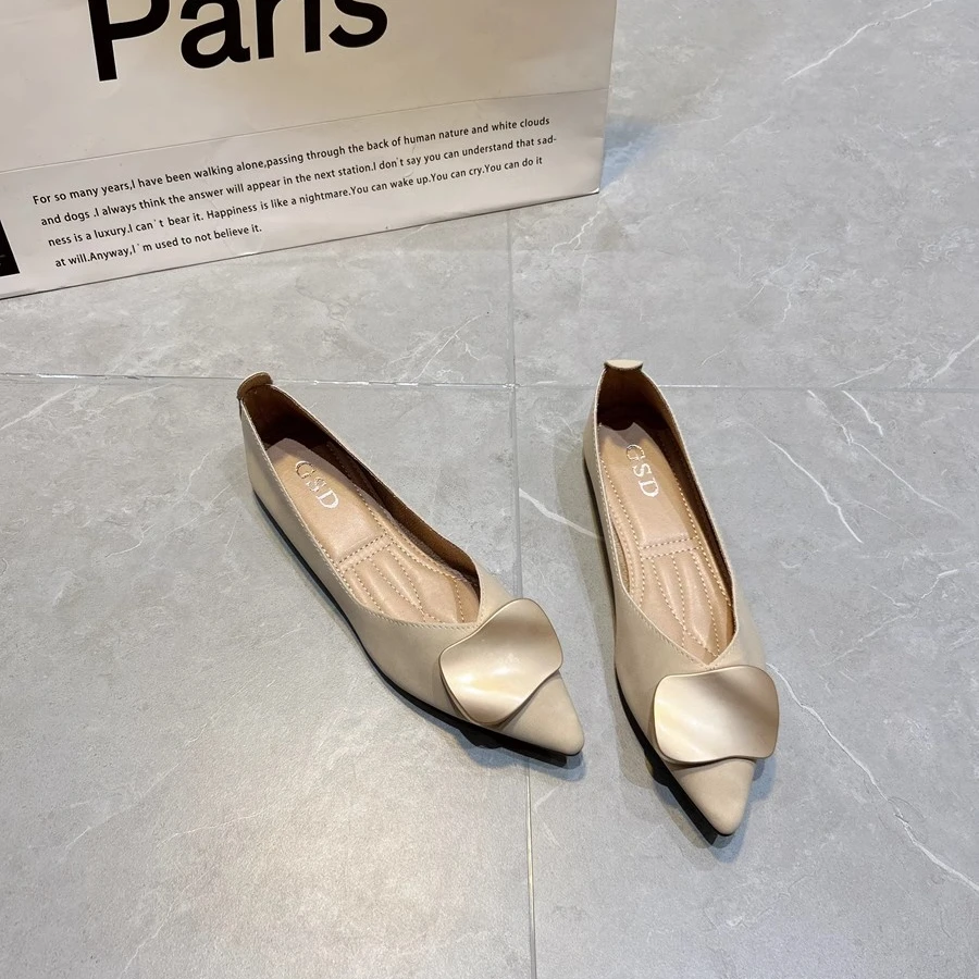 法式尖头单鞋女2025春季新款软皮软底方扣浅口温柔平底仙女风瓢鞋