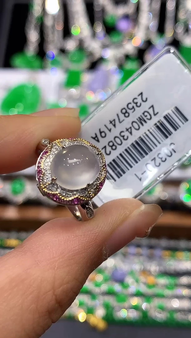 18K金镶嵌戒指翡翠多样性发其一