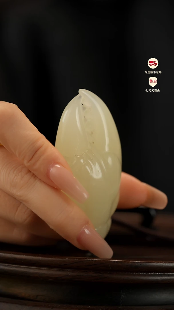 云南石竹叶青雕刻：手中有钳手把件