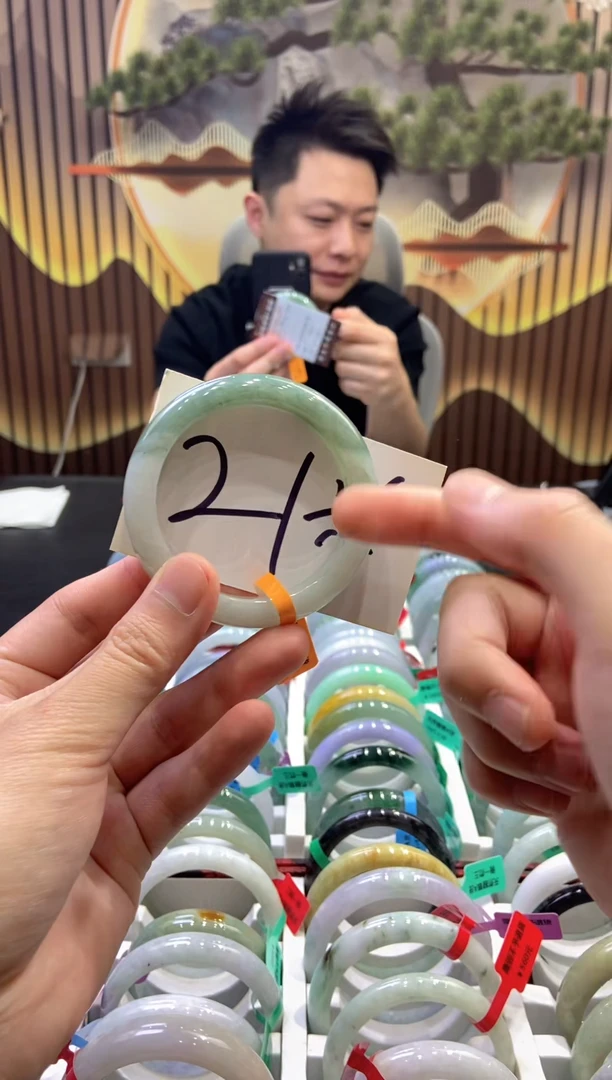 翡翠手镯未镶嵌多人04047