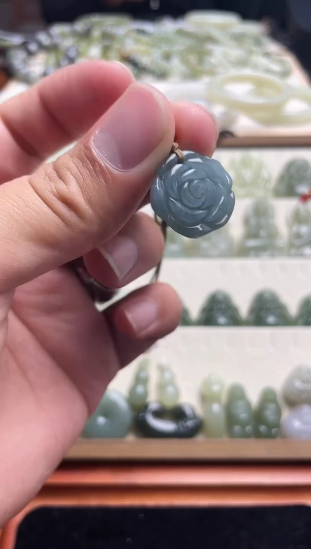 颈饰未镶嵌翡翠玫瑰花