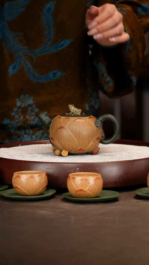 茶壶紫砂【张杏娟】老段泥青蛙莲子壶    420CC