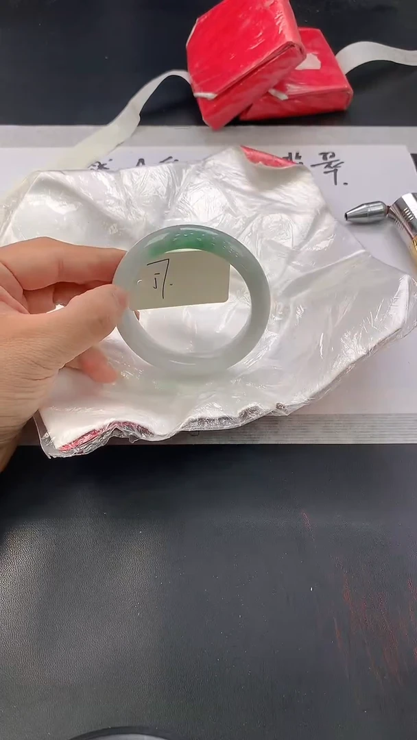 翡翠手镯未镶嵌240