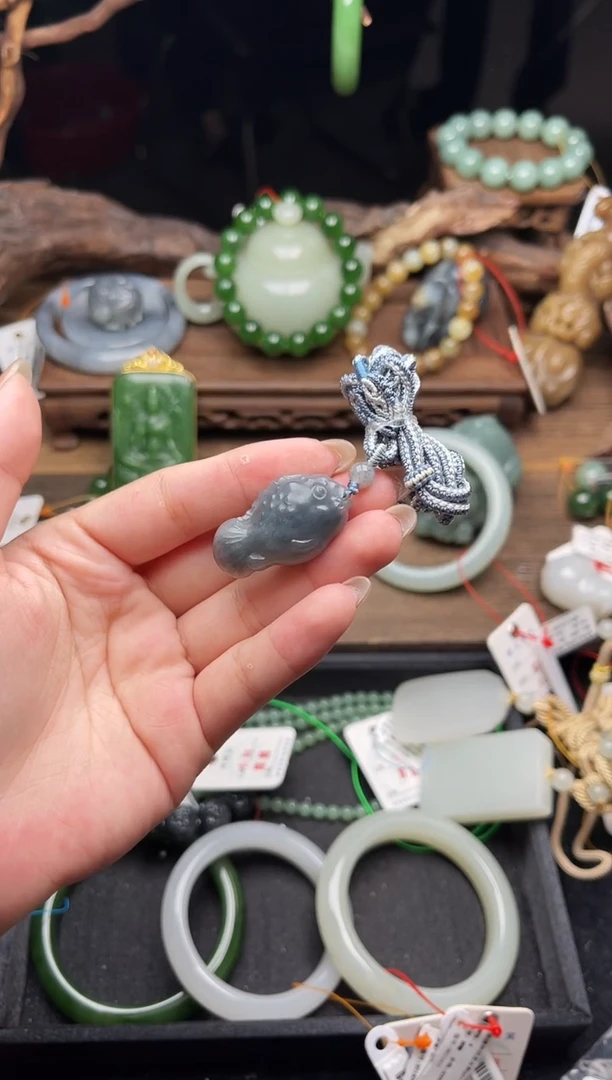 吊坠(不含链)未镶嵌和田玉若羌毛毛矿青花 小鱼 有瑕疵