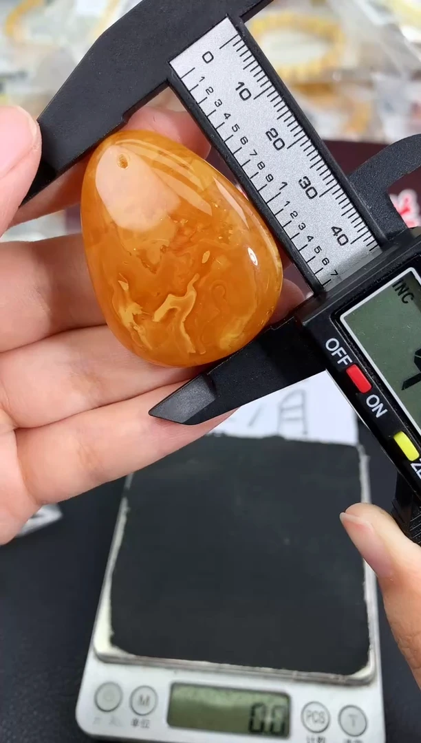 蜜蜡未镶嵌珠宝奇石22