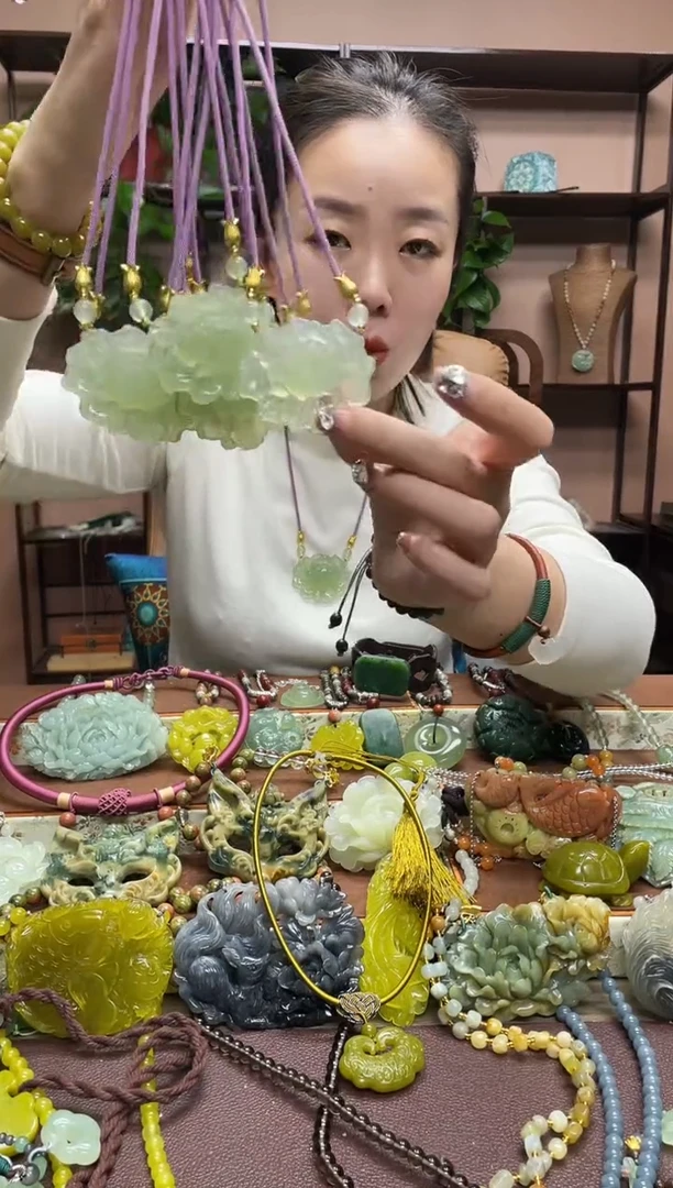未镶嵌岫玉颈饰多样性发货发其中之一