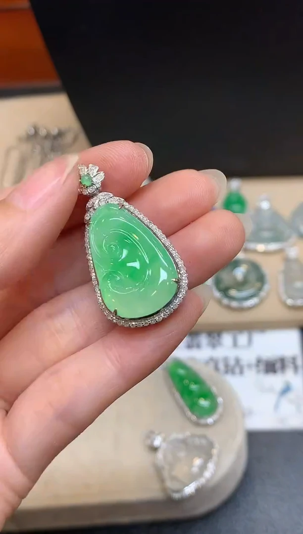 颈饰18K金镶嵌翡翠如意【无服务费