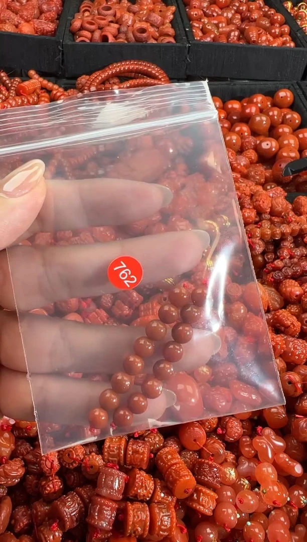南红玛瑙未镶嵌颈饰1