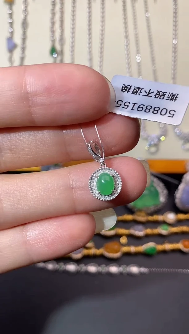 颈饰18K金镶嵌翡翠吊坠