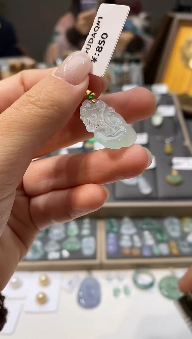 颈饰18K金镶嵌翡翠如意