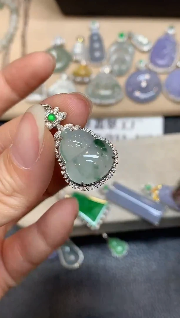 颈饰18K金镶嵌翡翠葫芦【无服务费