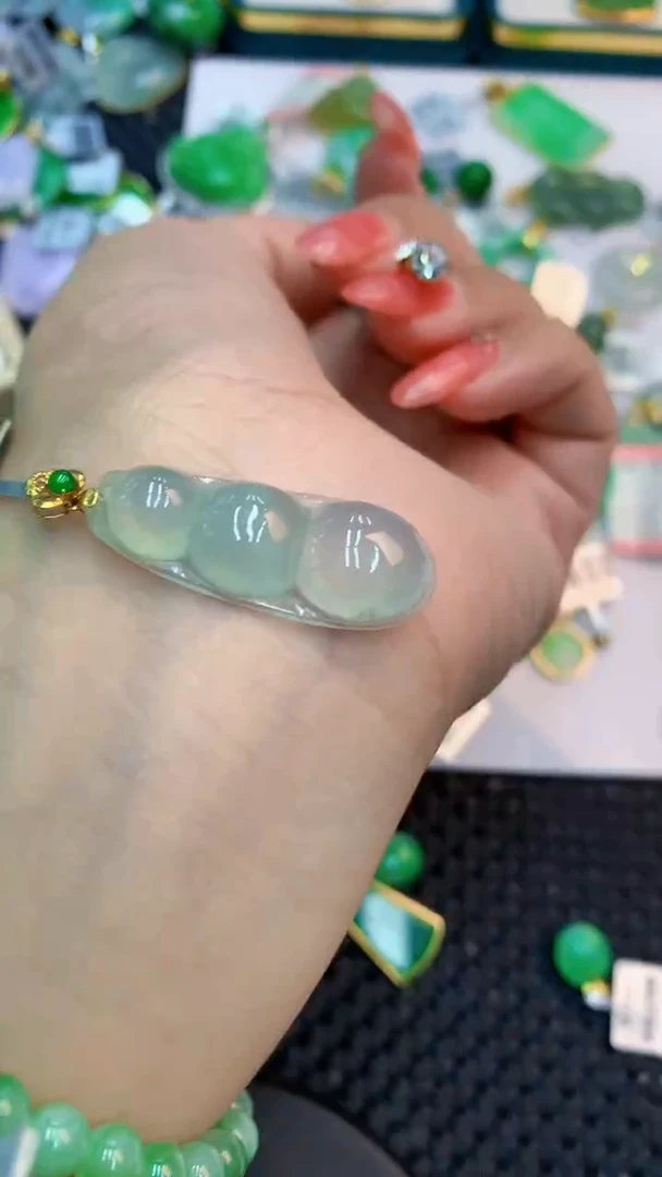 颈饰18K金镶嵌翡翠1