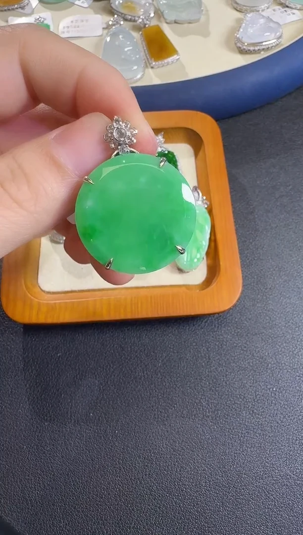 翡翠18K金镶嵌吊坠(不含链)【母亲节福利】钻石镶嵌