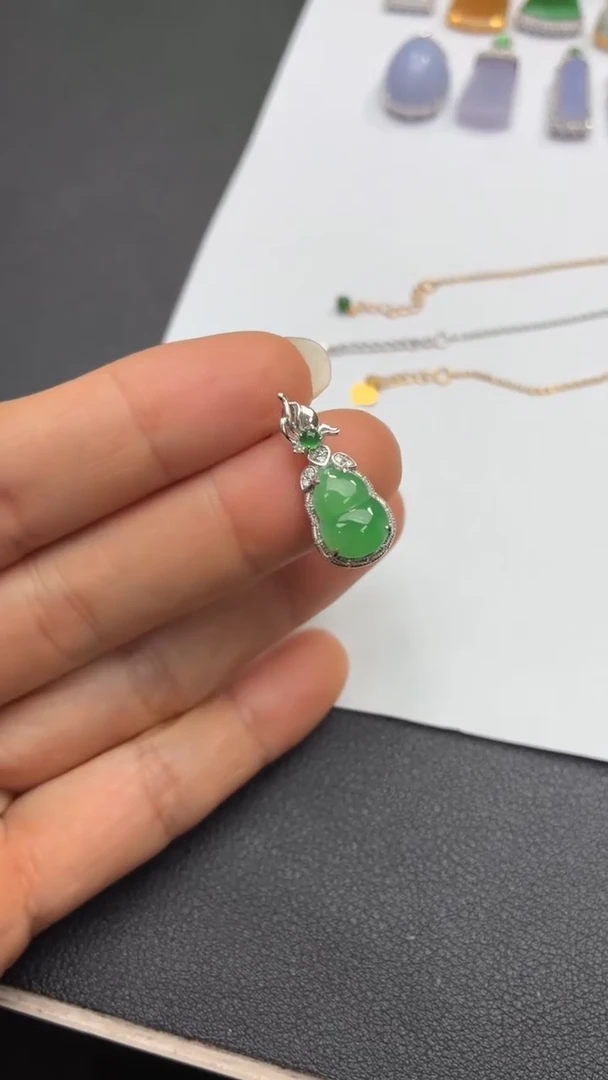 颈饰18K金镶嵌翡翠天然翡翠A货