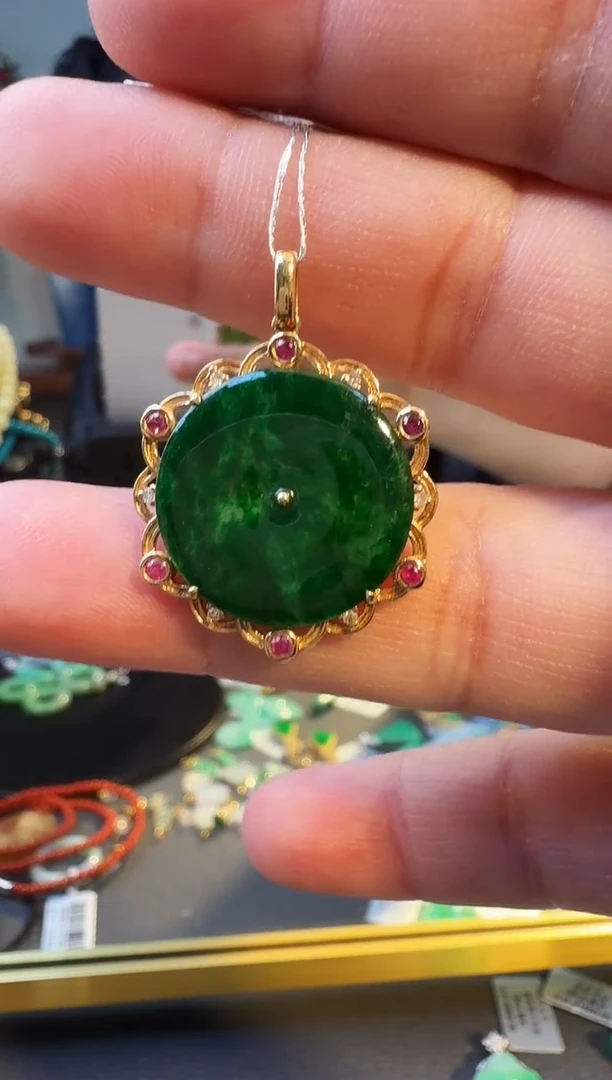 颈饰18K金镶嵌翡翠吊坠