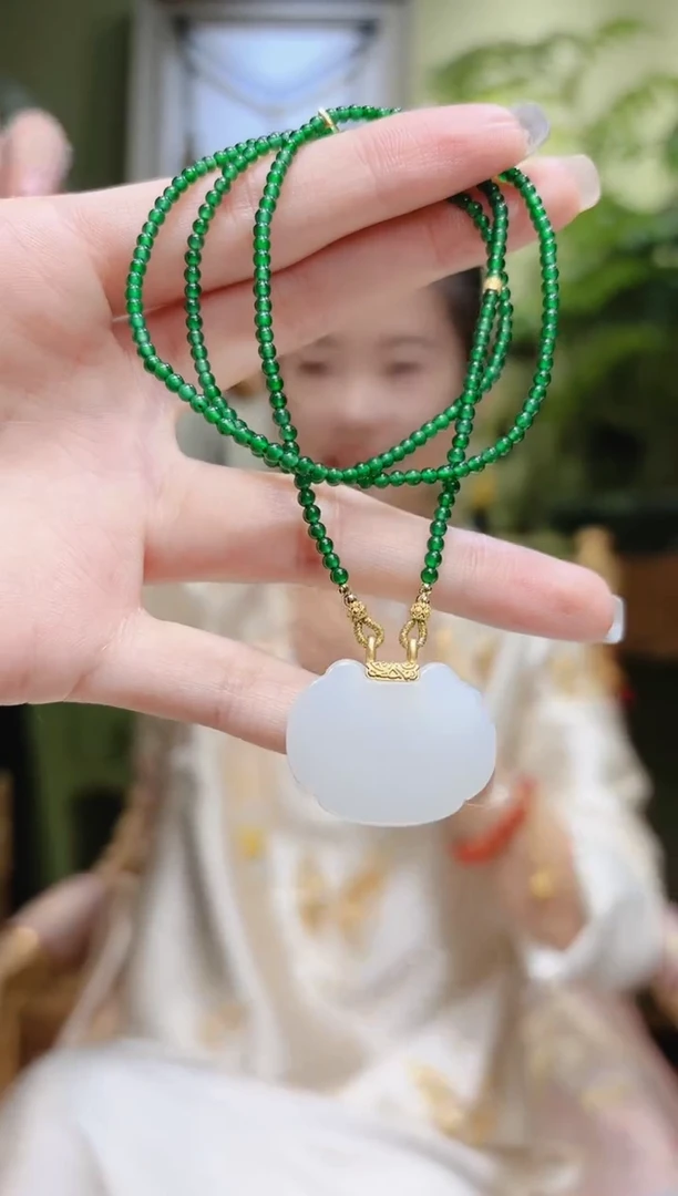 【闪购商品】和田玉项链18K金镶嵌和田玉锁翡翠项链