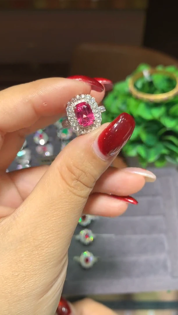 18K金镶嵌戒指尖晶石2.58ct