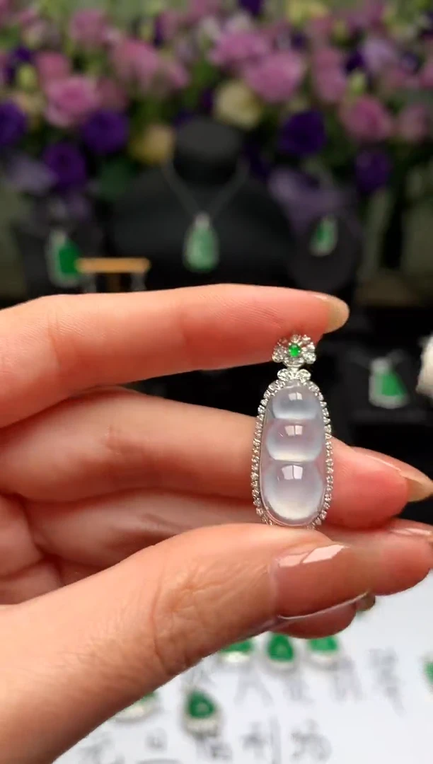 颈饰18K金镶嵌翡翠福豆