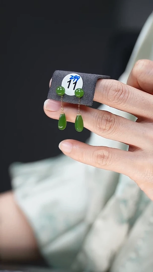 18K金镶嵌和田玉耳饰1