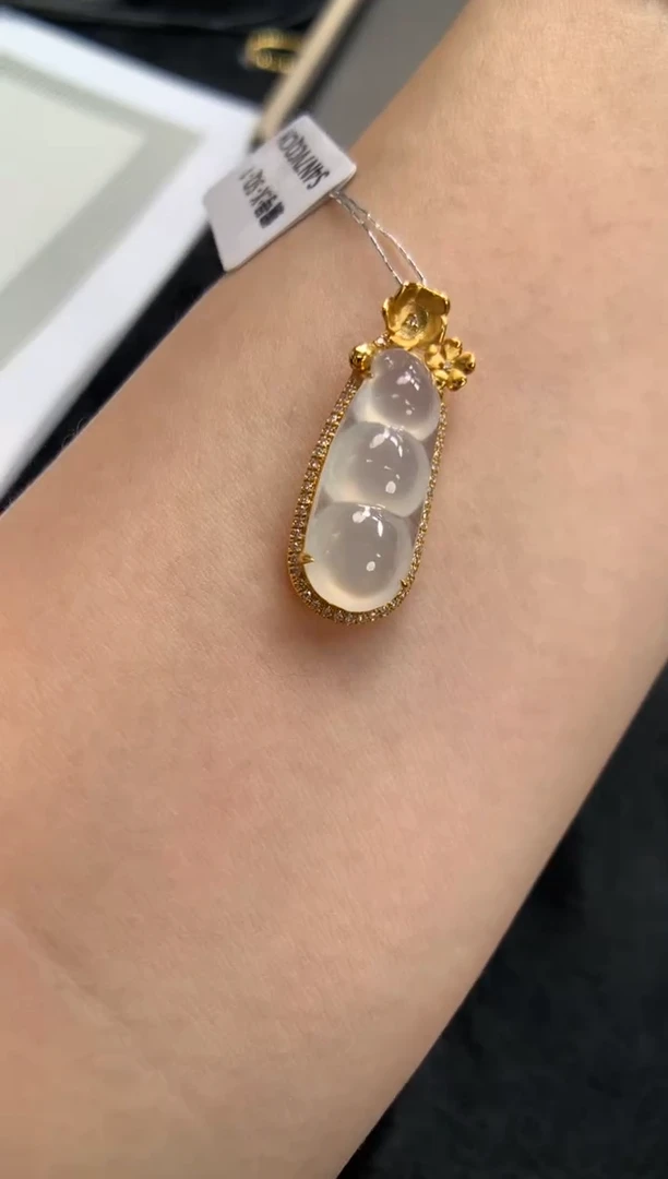 翡翠18K金镶嵌颈饰福豆