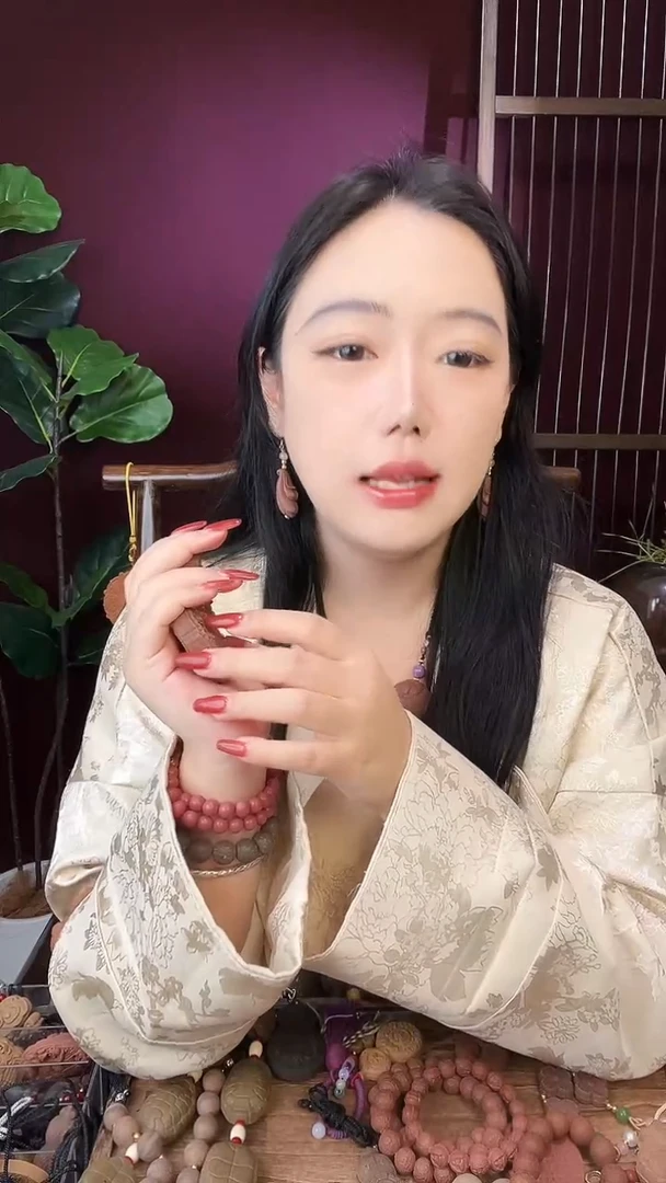 珠串奶檀龙涎佛牌